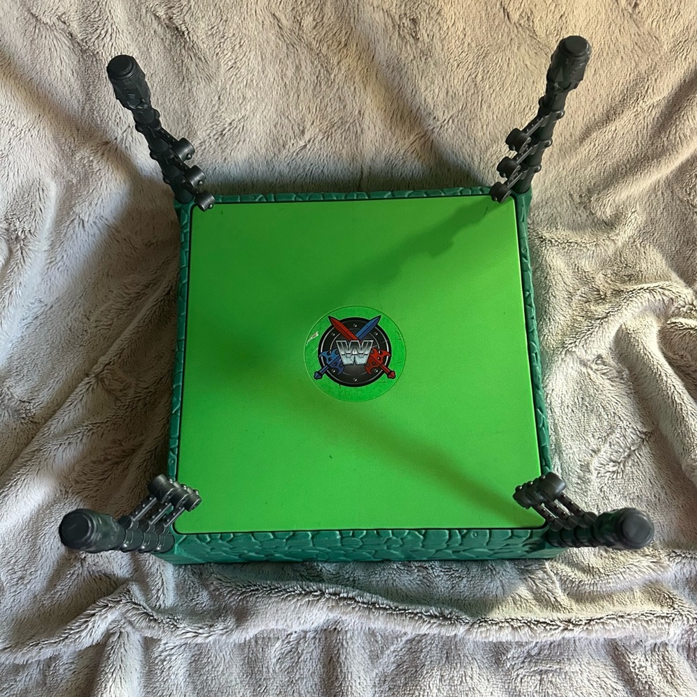 2010 Mattel WWE Green Wrestling Ring-Swords and Shield Emblem Medieval-NO ROPES